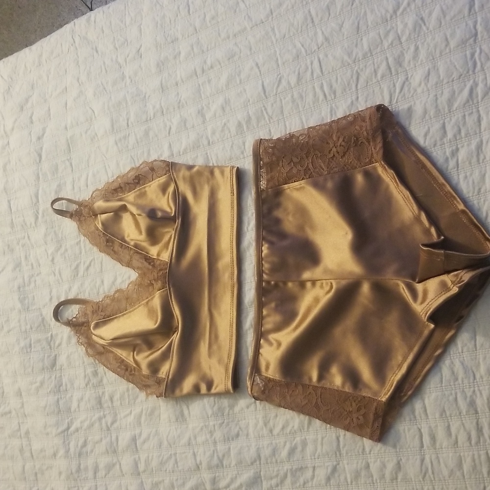 NWT lingerie set, size small. Champagne/gold
